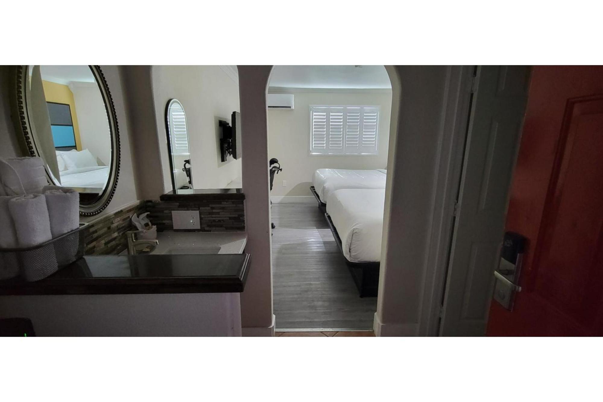 Hotel Avenida Victorville I 15 Экстерьер фото