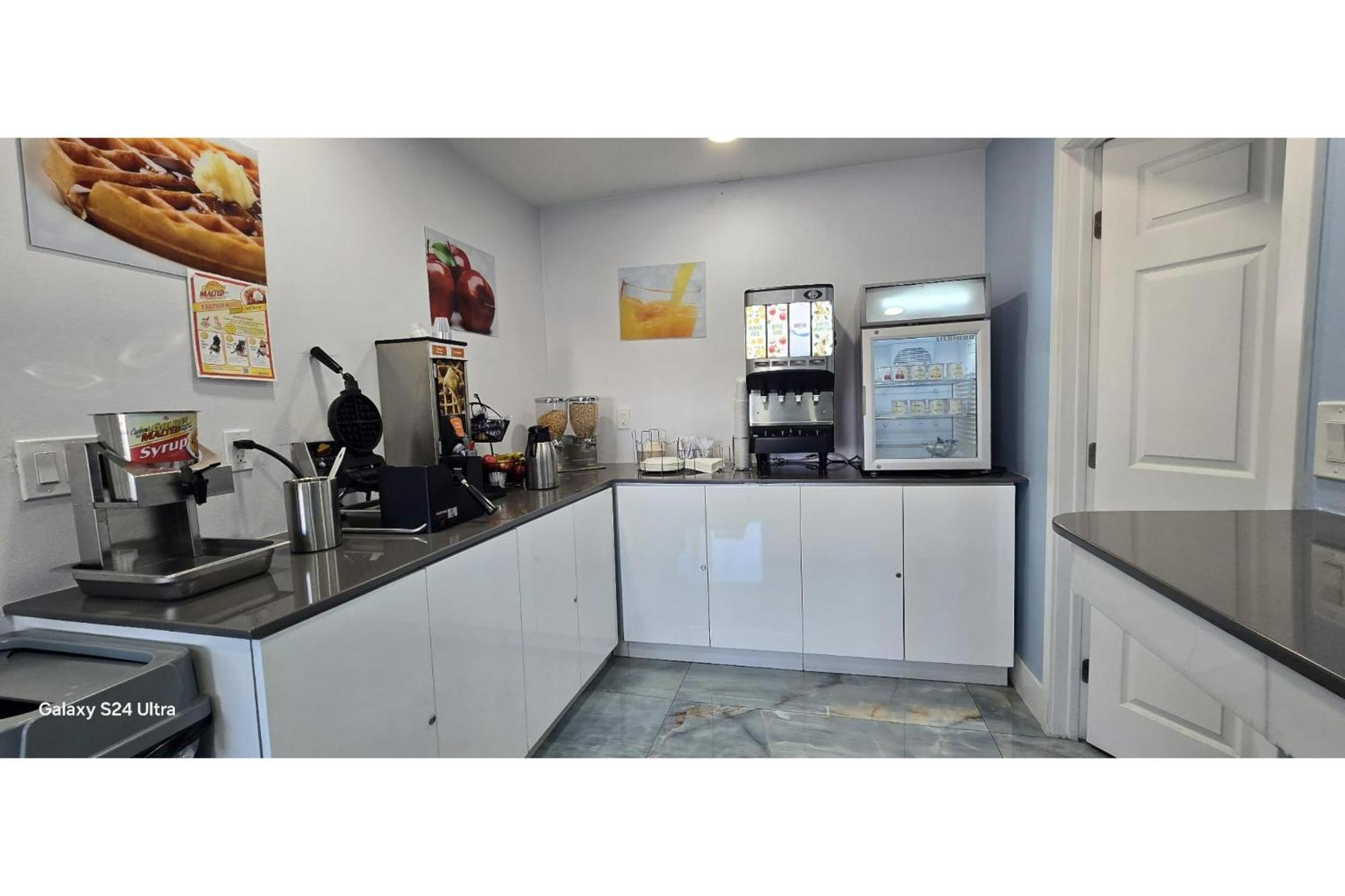 Hotel Avenida Victorville I 15 Экстерьер фото